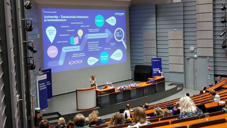 Seminaari Tampereen yliopistolla.