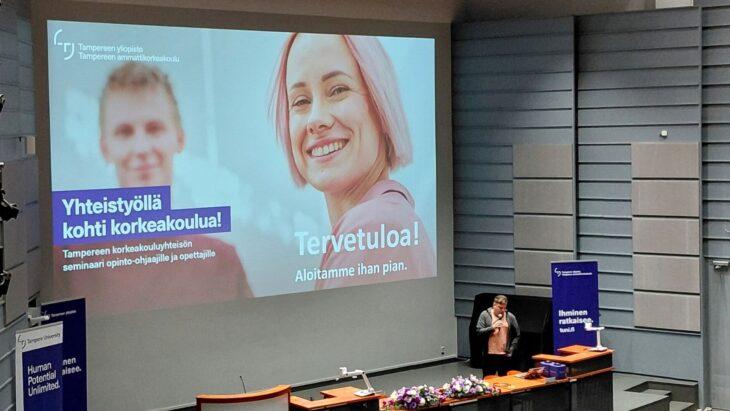 Opo-seminaarin aloitus auditoriossa Tampereen yliopistolla.